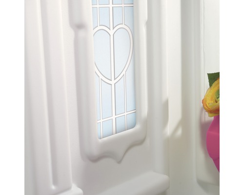 Detailansicht eines Kunststoff-Spielhauses mit Fenster in Herzform