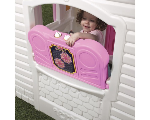 Spielhaus mit einem Kind, das durch das Fenster schaut und eine pinke Spielzeugradio hält