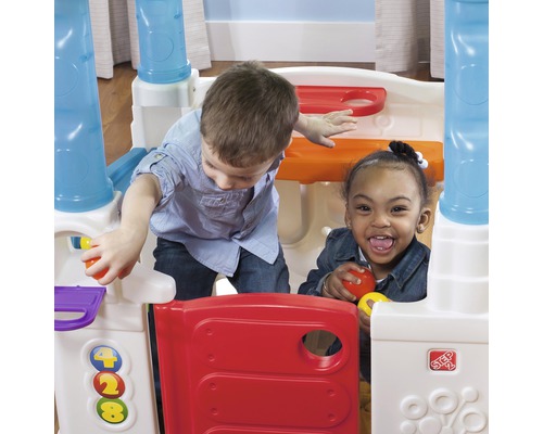 Zwei Kinder spielen mit einem Step2 Spielhaus.