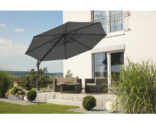 Szene mit Gartensitzgruppe und grossem Sonnenschirm