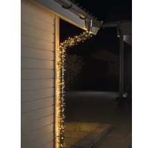 Dachrinne mit Lichterkette für eine stimmungsvolle Beleuchtung im Außenbereich.