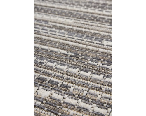 Nahaufnahme eines grau-weißen Teppichs mit gewebtem Muster