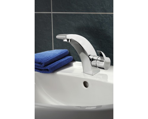 Waschtischarmatur auf einem Waschbecken mit Handtüchern