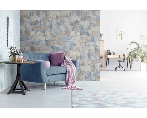 Wohnzimmer mit Couch, Tisch, Teppich und Wandfliesen mit Muster