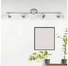 Deckenleuchte mit vier Strahlern im Wohnraum