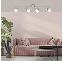 Deckenleuchte mit vier Strahlern im Wohnzimmer