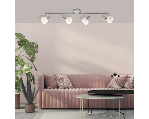 Deckenleuchte mit vier Strahlern im Wohnzimmer