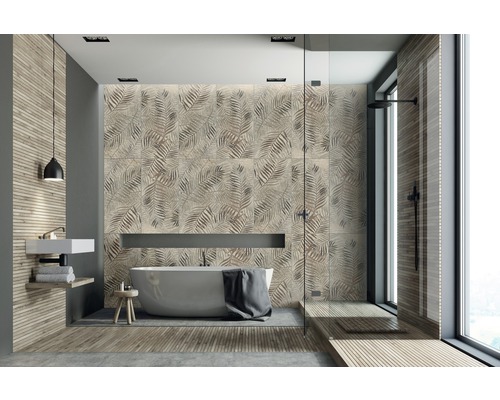 Modernes Badezimmer mit Badewanne, Dusche und Wandfliesen mit Blattmuster