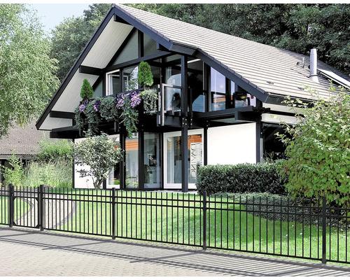 Haus mit Ziergarten und Zaun