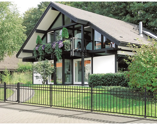 Haus mit modernem Design und einem Zaun im Vorgarten