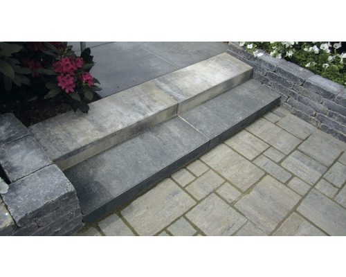 Treppe und Pflastersteine aus Stein im Außenbereich