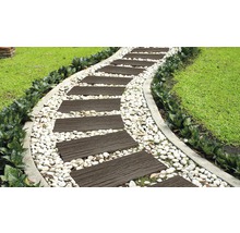 Gartenweg mit Holztrittplatten und Zierkies