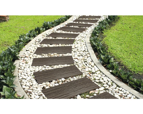 Gartenweg mit Holztrittplatten und Zierkies