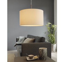 Hängelampe mit Stoffschirm in einem Wohnzimmer mit Sofa und Dekoration.