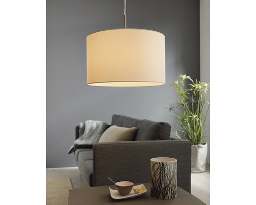 Hängelampe mit Stoffschirm in einem Wohnzimmer mit Sofa und Dekoration.