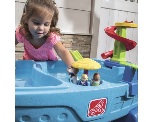 Mädchen spielt mit einem Step2 Wasserspieltisch mit Wasserrutsche