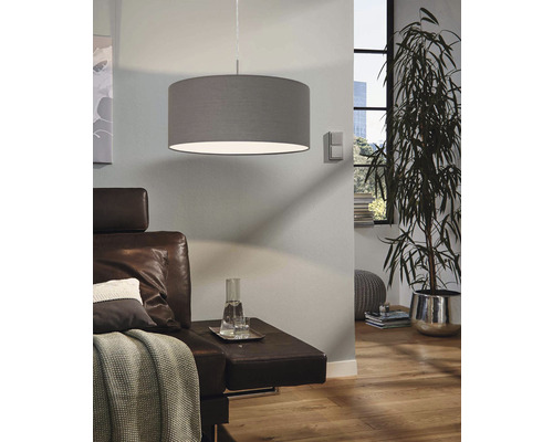 Hängelampe aus Stoff über einer Couch im Wohnzimmer.