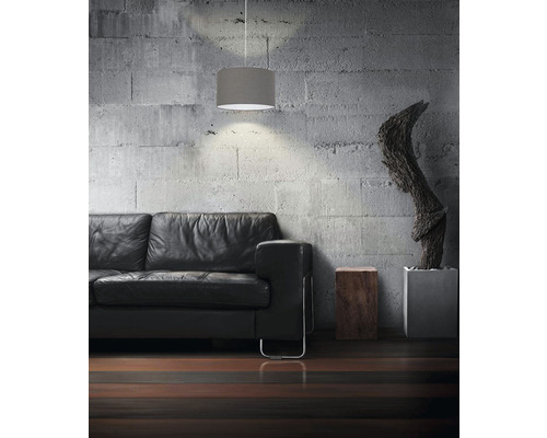 Wohnzimmer mit grauer Hängelampe, Ledersofa und Holzboden