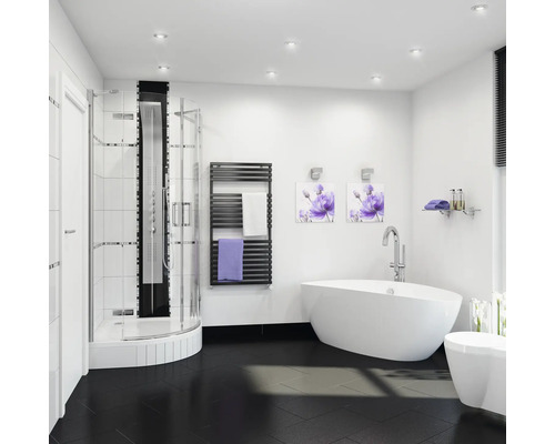 Helles Badezimmer mit Dusche, Badewanne, Handtuchwärmer und dunklem Fliesenboden.