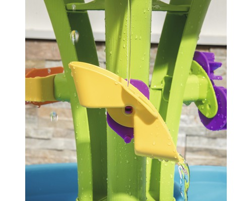 Detailansicht eines Wasserspieltisches mit Wasserrad und Trichter