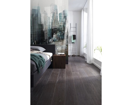 Modernes Schlafzimmer mit Bett, Holzboden und Wandbild mit Stadtmotiv