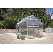 Gewächshaus im Garten mit Pflanztöpfen