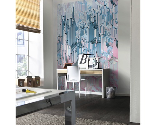 Arbeitszimmer mit Schreibtisch, Stuhl und Fototapete mit abstraktem Stadtmotiv