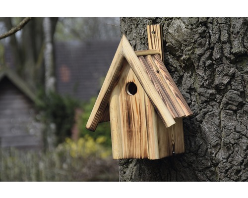 Vogelhaus aus Holz an Baum befestigt