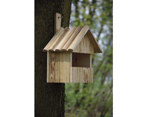 Holzvogelhaus an einem Baumstamm befestigt