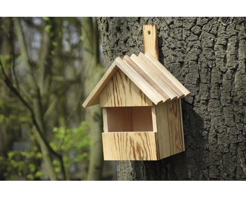 Vogelhaus aus Holz an einem Baum