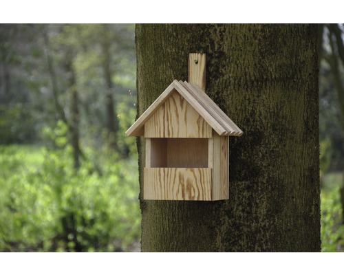 Vogelhaus aus Holz an Baumstamm montiert