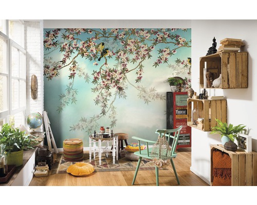 Wohnzimmer mit blühendem Wandbild, Holzmöbeln und Dekorationen