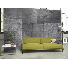 Wohnzimmer mit grauen Wandfliesen in Steinoptik und gelbem Sofa