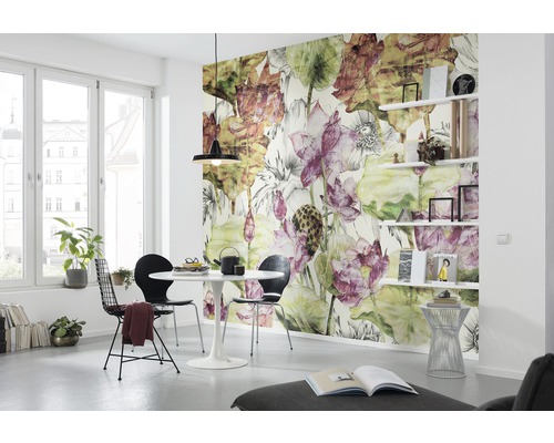 Wohnraum mit floraler Fototapete, Esstischgruppe und Wandregalen