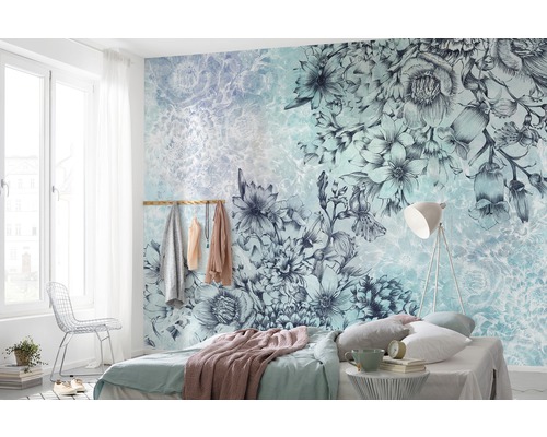 Schlafzimmer mit Blumenmustertapete und heller Einrichtung