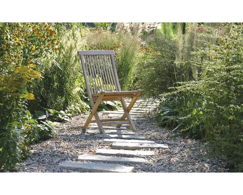 Garten mit Gartenstuhl aus Holz und Steg