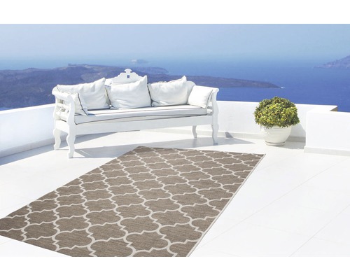 Terrasse mit Outdoor Teppich, Bank und Topfpflanze mit Meerblick