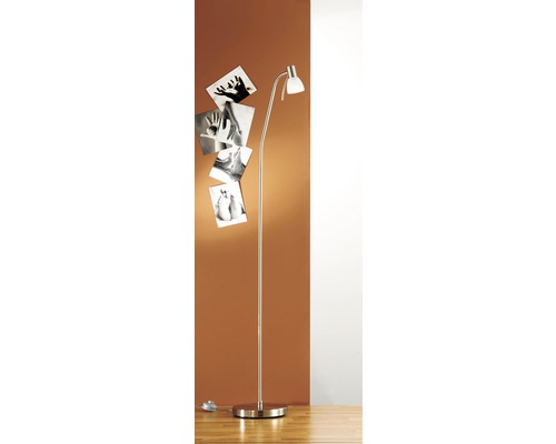 Stehlampe aus Metall mit Fotos an der Wand