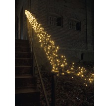 Treppe mit Lichterkette im Außenbereich.
