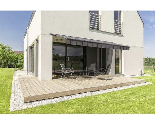 Modernes Haus mit Terrasse, Markise und Gartenmöbeln