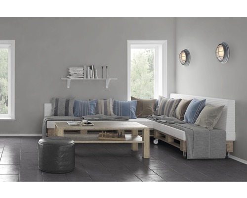 Helles Wohnzimmer mit Palettenmöbeln, Holzkaffeetisch und Wandleuchten