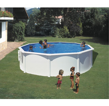 Aufbaubecken mit Kindern im Garten.