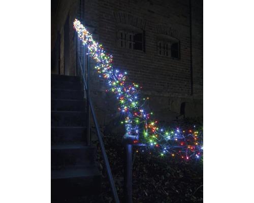 Außentreppe mit mehrfarbiger Lichterkette