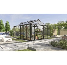 Gewächshaus im Garten mit Pflanzen und Gartenzubehör
