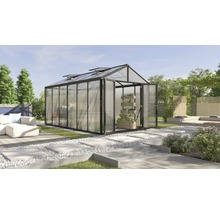 Gewächshaus im Garten mit geöffneter Tür und Pflanzregal