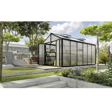 Gewächshaus mit geöffneten Türen im Garten