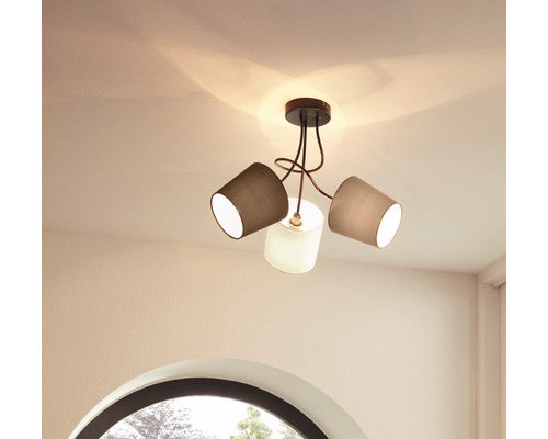 Deckenleuchte mit drei Lampenschirmen im Raum