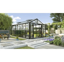 Gewächshaus mit Pflanzen und Gartenmöbeln im Garten