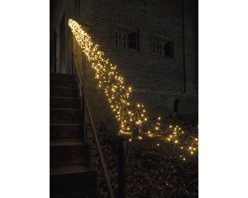 Lichterkette auf einem Treppengeländer im Außenbereich