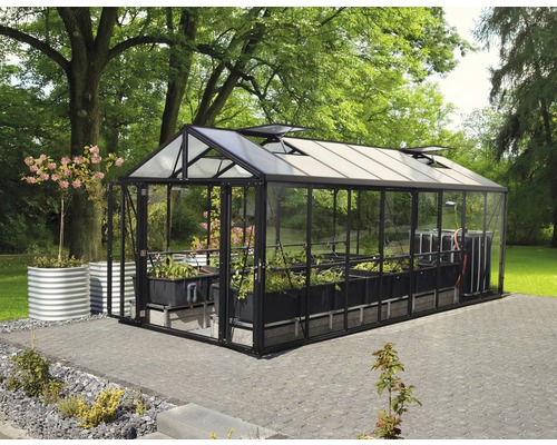 Gewächshaus mit Bepflanzung im Garten